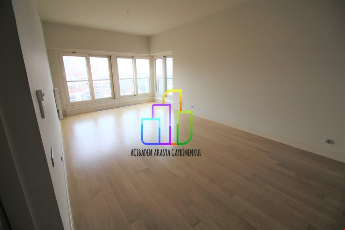 Akasya Acıbadem 2,5+1 120 M2 Göl Kule'de BOŞ Kullanıma Hazır